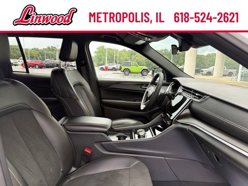Used 2025 Jeep Grand Cherokee Altitude AWD/4WD image 9