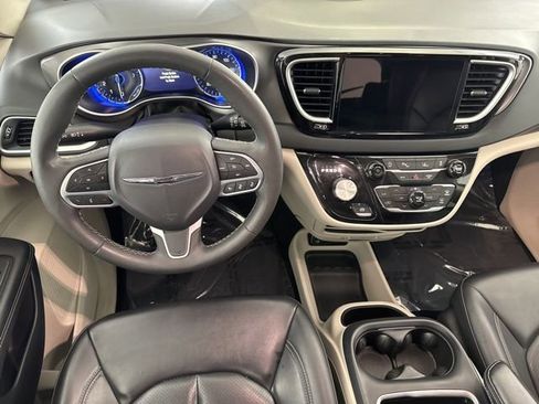 Used 2023 Chrysler Pacifica Touring-L FWD image 27