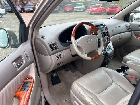 Used 2007 Toyota Sienna XLE image 2