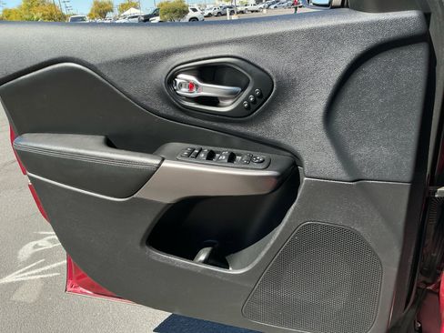 Used 2019 Jeep Cherokee Limited image 13