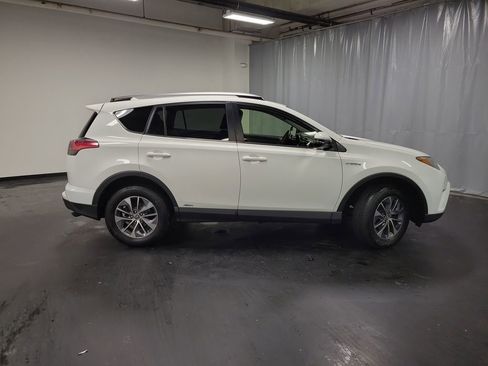 Used 2018 Toyota RAV4 LE image 9