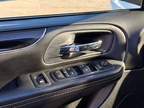 Used 2016 Dodge Grand Caravan SE FWD image 22