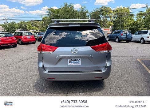 Used 2012 Toyota Sienna XLE w/ Entertainment Pkg FWD image 5