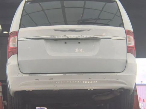 Used 2016 Chrysler Town & Country Touring w/ Driver Convenience Group FWD image 17