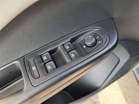 New 2026 Volkswagen Taos SE image 11