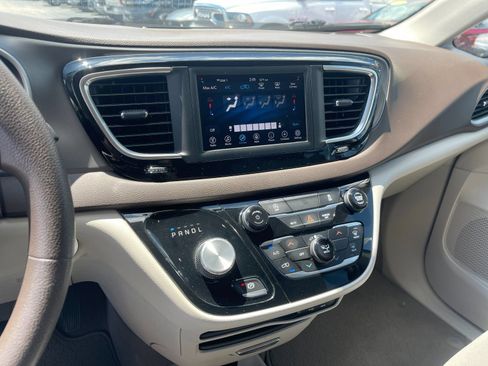 Used 2020 Chrysler Voyager LX FWD image 21