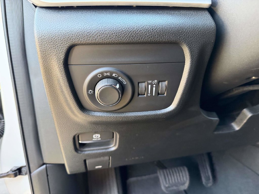 Used 2025 Jeep Grand Cherokee Laredo X w/ Luxury Tech Group I AWD/4WD image 28
