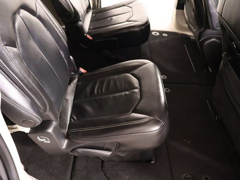 Used 2022 Chrysler Pacifica Touring-L FWD image 14