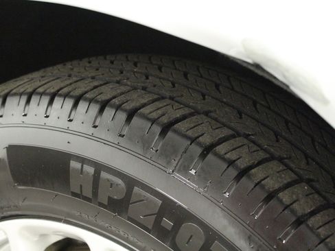 Used 2024 Chrysler Pacifica Touring-L FWD image 10