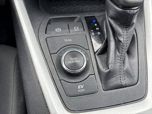 Certified 2020 Toyota RAV4 LE image 18