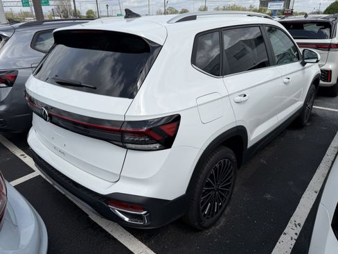 New 2026 Volkswagen Taos SE FWD image 7