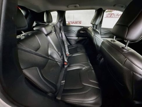 Used 2019 Jeep Cherokee Latitude Plus w/ Cold Weather Group AWD/4WD image 28