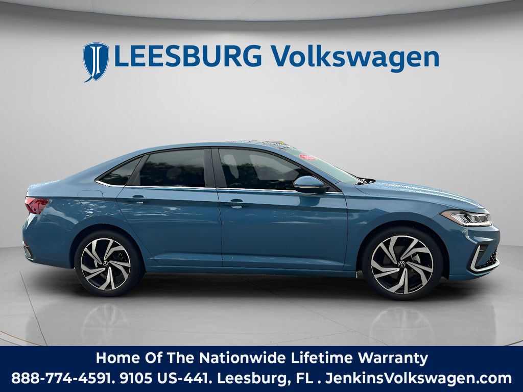 Used 2025 Volkswagen Jetta SEL FWD image 2