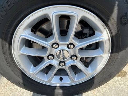 Certified 2020 Jeep Grand Cherokee Laredo AWD/4WD image 9