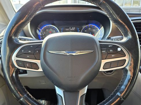 Used 2019 Chrysler Pacifica Touring-L image 25