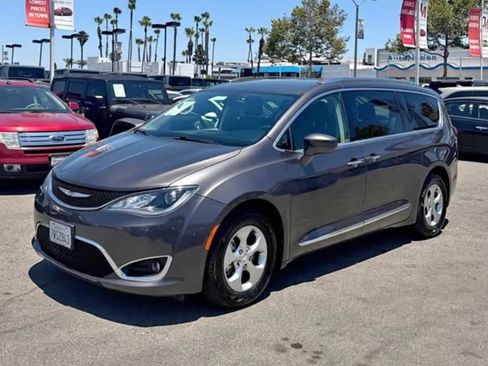 Used 2017 Chrysler Pacifica Touring-L Plus FWD image 2