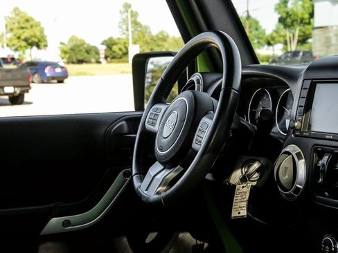 Used 2017 Jeep Wrangler Unlimited Rubicon image 14