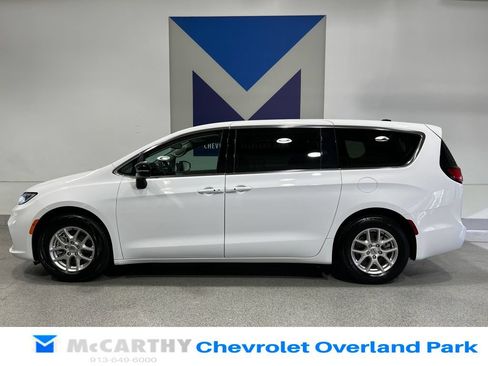 Used 2024 Chrysler Pacifica Touring-L FWD image 8