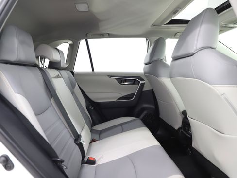 Used 2022 Toyota RAV4 XLE Premium image 14