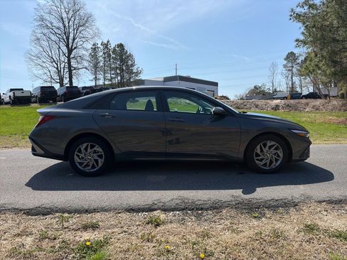 Used 2024 Hyundai Elantra SEL image 4