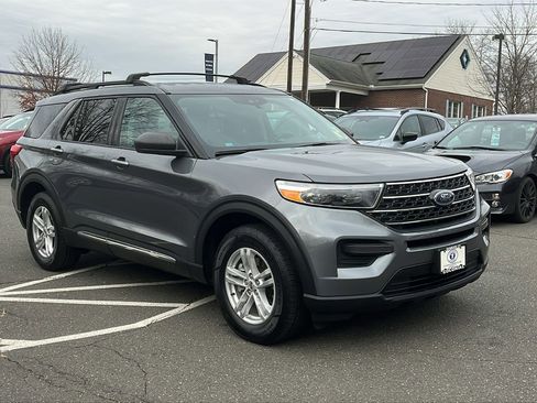 Used 2021 Ford Explorer XLT image 3