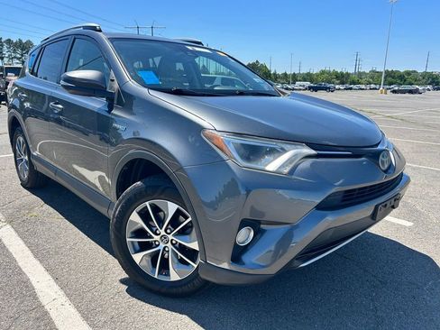 Used 2017 Toyota RAV4 XLE AWD/4WD image 1