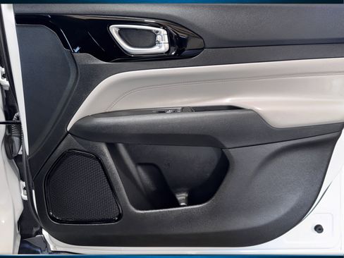 Certified 2022 Jeep Compass Limited image 31