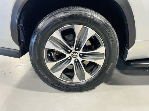 Used 2023 Toyota Highlander XLE image 14