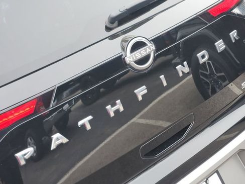 Used 2024 Nissan Pathfinder SL FWD image 9
