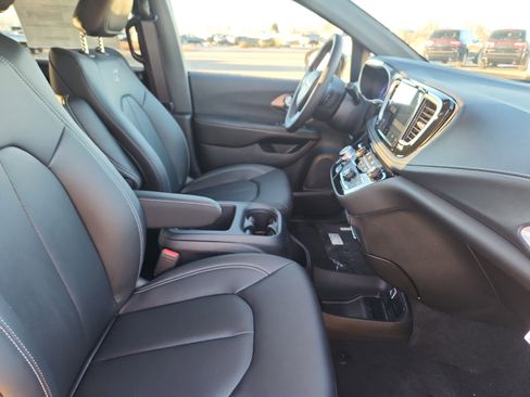 New 2026 Chrysler Pacifica Select image 20
