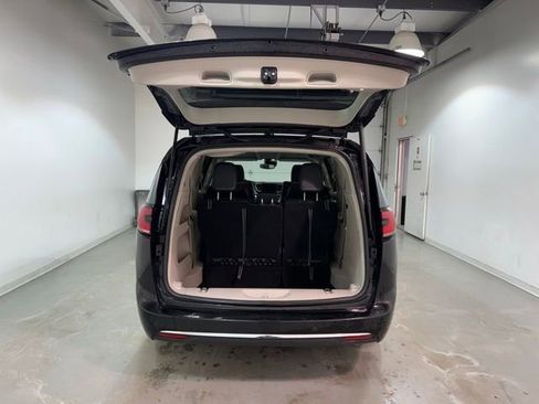 Used 2024 Chrysler Pacifica Touring-L image 7