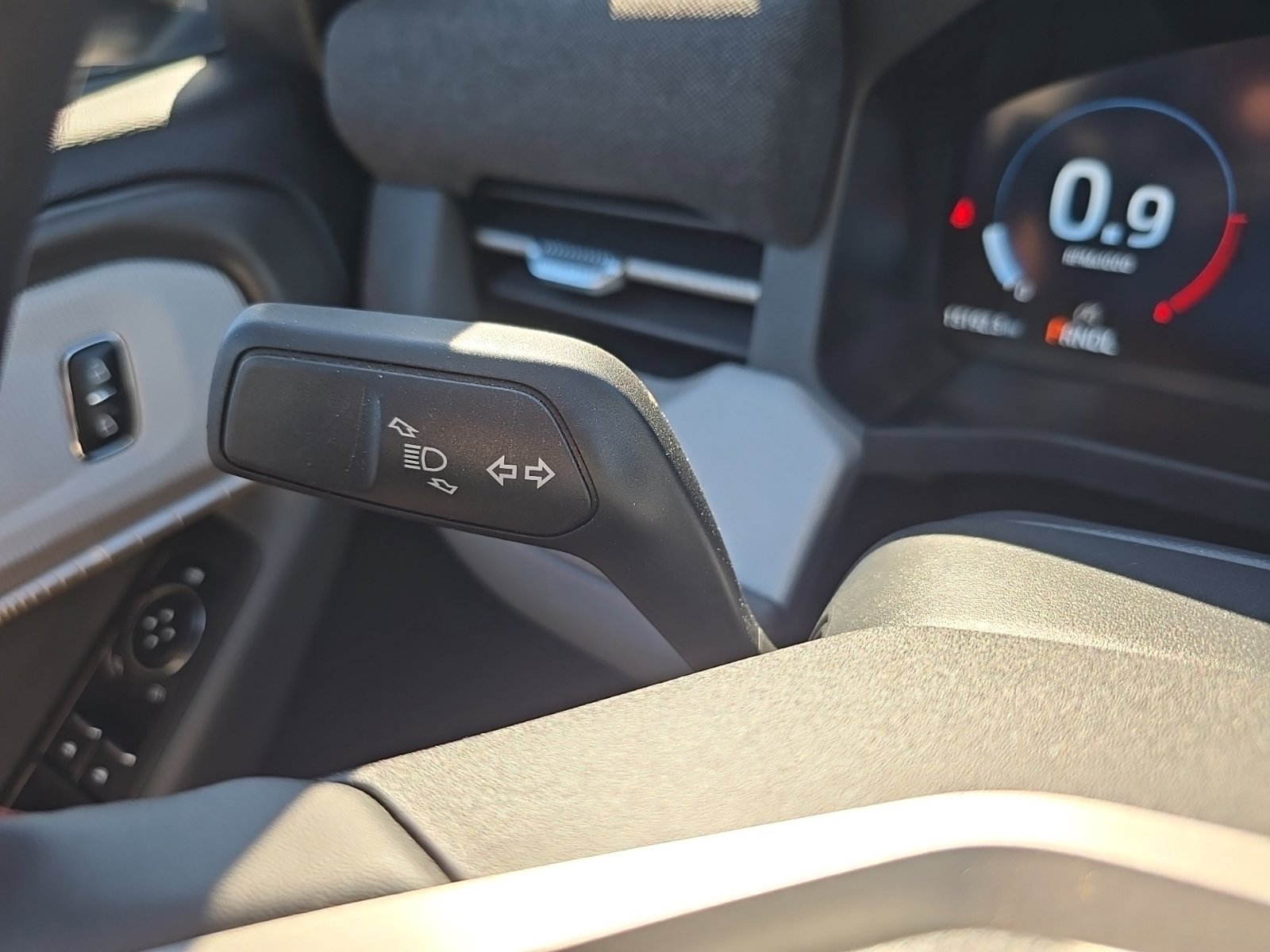 Used 2025 Ford Explorer Active RWD image 23