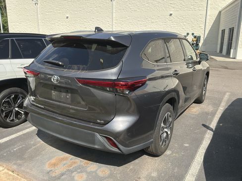 Used 2023 Toyota Highlander XLE FWD image 7