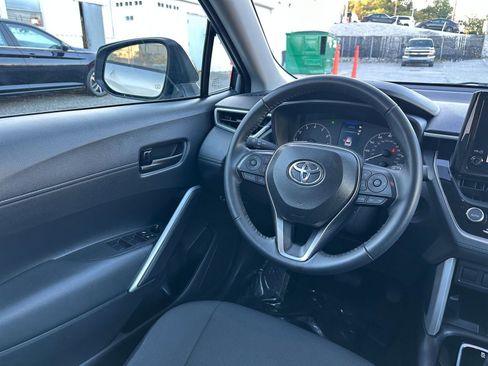 Used 2025 Toyota Corolla Cross LE image 33