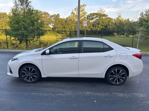 Used 2018 Toyota Corolla SE w/ SE Premium Package FWD image 3