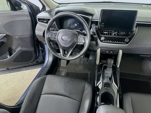 Used 2025 Toyota Corolla Cross XLE w/ Convenience Package FWD image 17