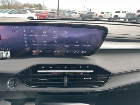 Used 2025 Buick Enclave Preferred AWD/4WD image 24