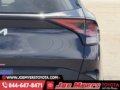 Used 2025 Kia Sportage LX image 9