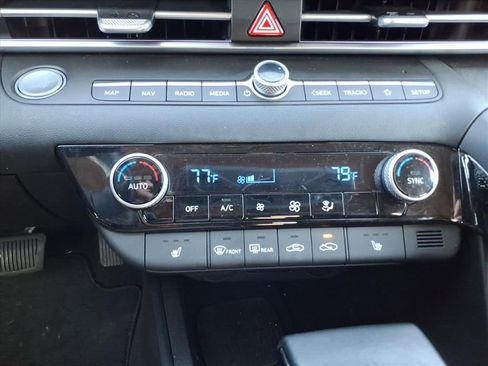 Used 2025 Hyundai Elantra SEL image 23