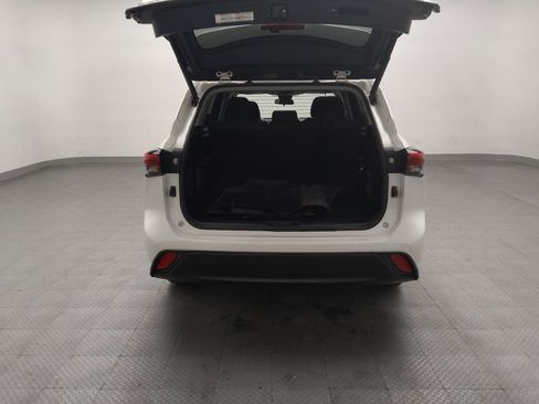 Used 2021 Toyota Highlander LE AWD/4WD image 29