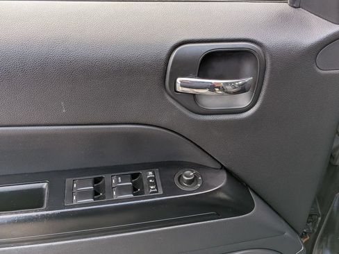 Used 2011 Jeep Patriot Latitude FWD image 11
