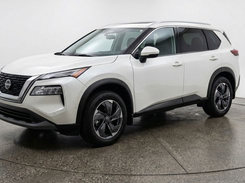 Used 2025 Nissan Rogue SV image 3