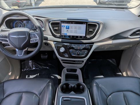 Used 2023 Chrysler Pacifica Touring-L FWD image 18