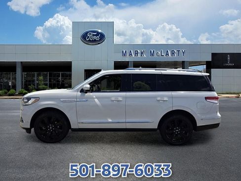 Used 2024 Lincoln Navigator Reserve AWD/4WD image 2