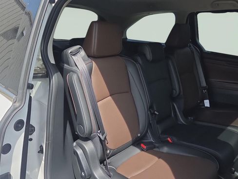 Used 2025 Honda Odyssey Elite image 9