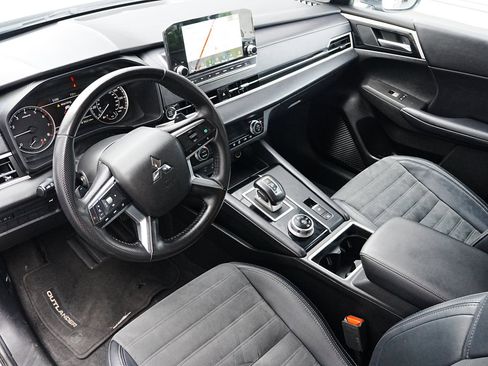 Used 2024 Mitsubishi Outlander SE image 8