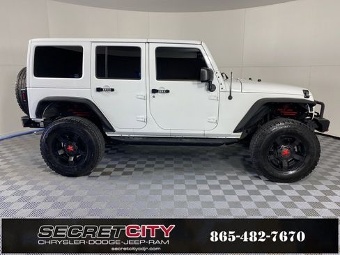 Used 2018 Jeep Wrangler Unlimited Sahara w/ Connectivity Group image 8