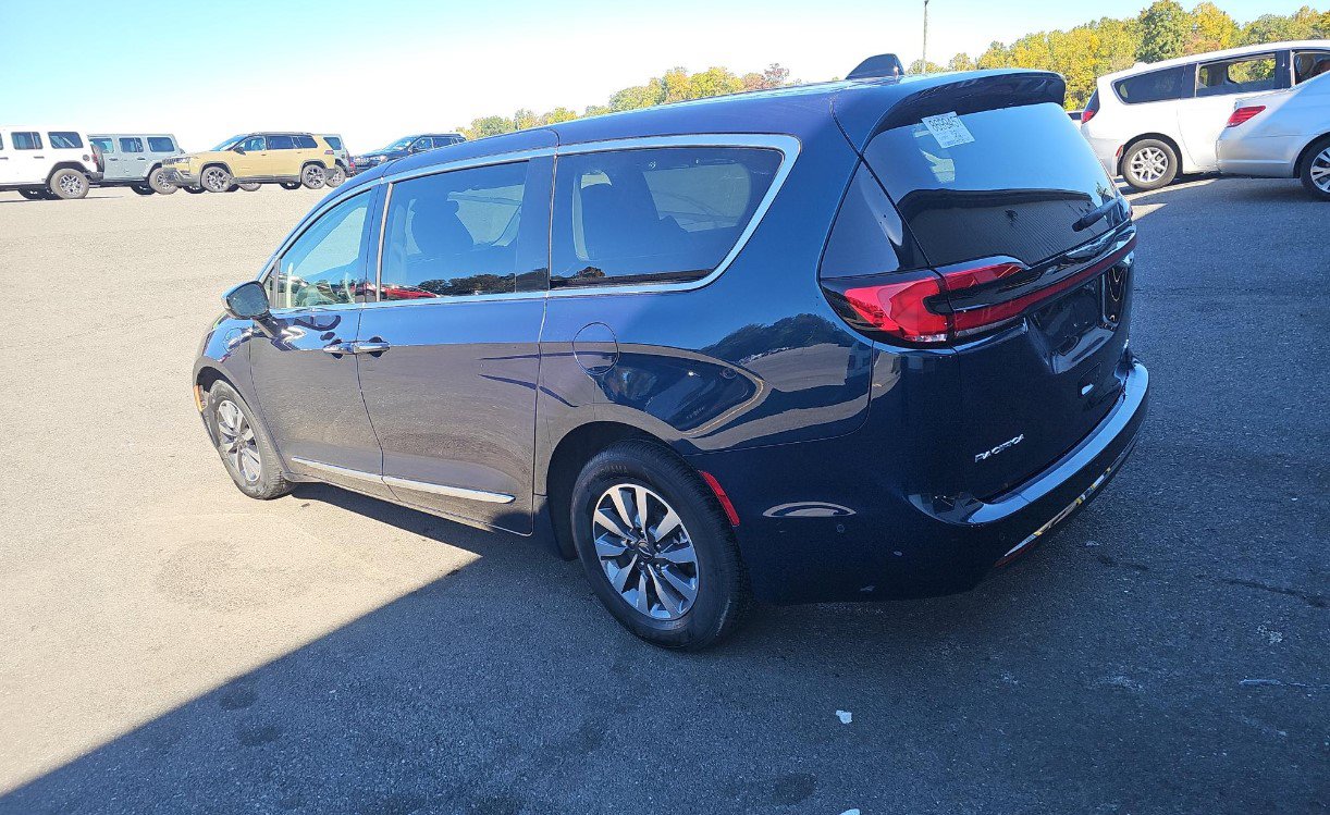 Used 2023 Chrysler Pacifica Limited w/ Uconnect Theater Family Group FWD image 6