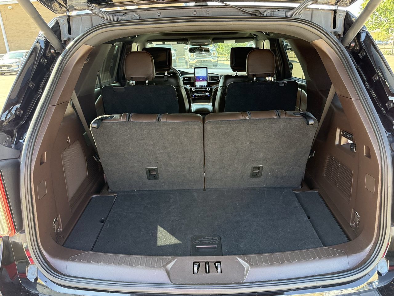 Used 2021 Ford Explorer King Ranch w/ Premium Technology Package RWD image 30