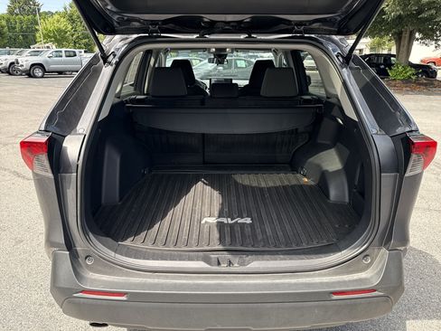 Used 2022 Toyota RAV4 XLE image 11